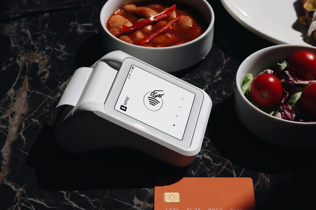 A simple and efficient setup for contactless payments, showing how easy it is to process transactions with a SumUp card reader. Perfect for small businesses like cafes or shops that need a quick and flexible way to accept payments with SumUp.